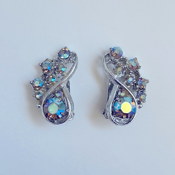 Vintage Clip On Earrings - Picture 1 of 6